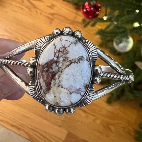Sterling silver white and tan buffalo turquoise stone cuff bracelet.EUC